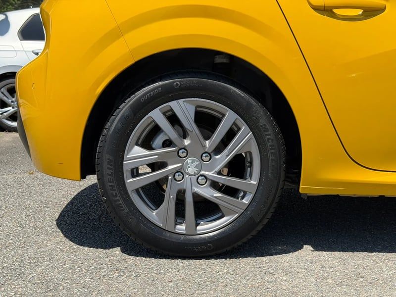 Photo de la voiture PEUGEOT 208 PureTech 100 S&S BVM6 Active Pack