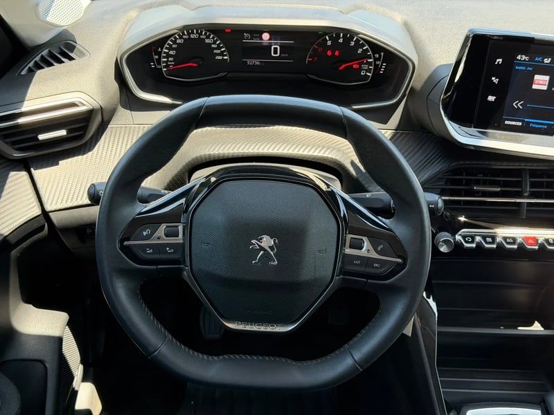Photo de la voiture PEUGEOT 208 PureTech 100 S&S BVM6 Active Pack