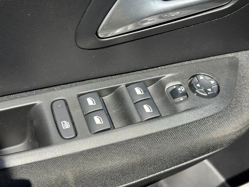 Photo de la voiture PEUGEOT 208 PureTech 100 S&S BVM6 Active Pack