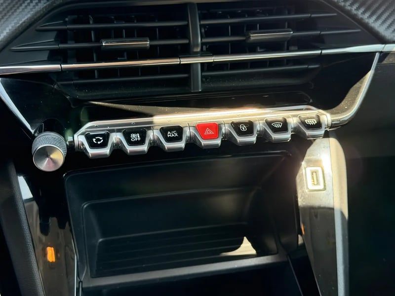 Photo de la voiture PEUGEOT 208 PureTech 100 S&S BVM6 Active Pack