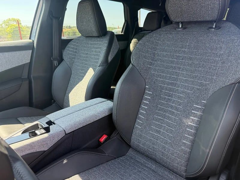 Photo de la voiture PEUGEOT 5008 Hybrid 145 ch e-DCS6 Allure