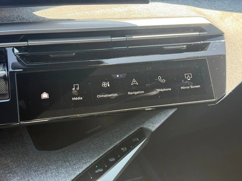 Photo de la voiture PEUGEOT 5008 Hybrid 145 ch e-DCS6 Allure
