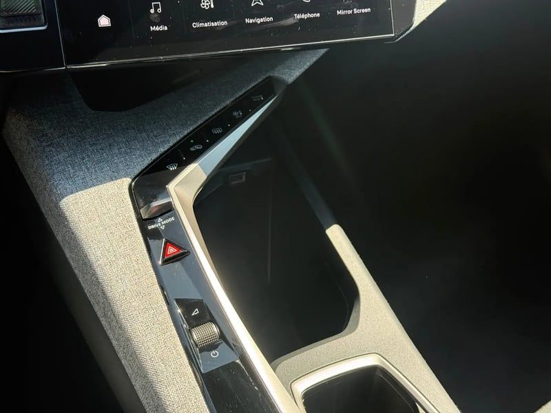 Photo de la voiture PEUGEOT 5008 Hybrid 145 ch e-DCS6 Allure