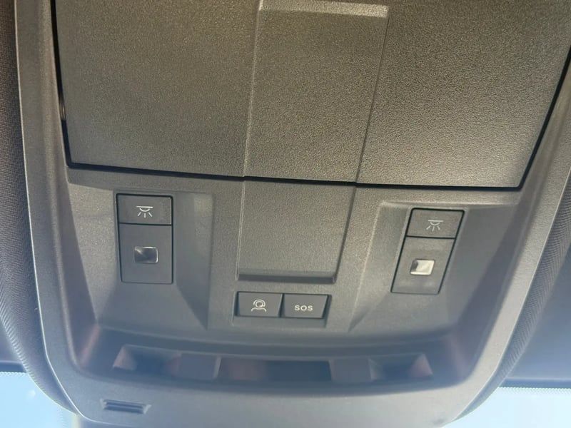 Photo de la voiture PEUGEOT 5008 Hybrid 145 ch e-DCS6 Allure