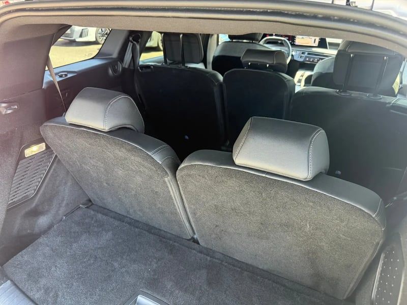 Photo de la voiture PEUGEOT 5008 Hybrid 145 ch e-DCS6 Allure