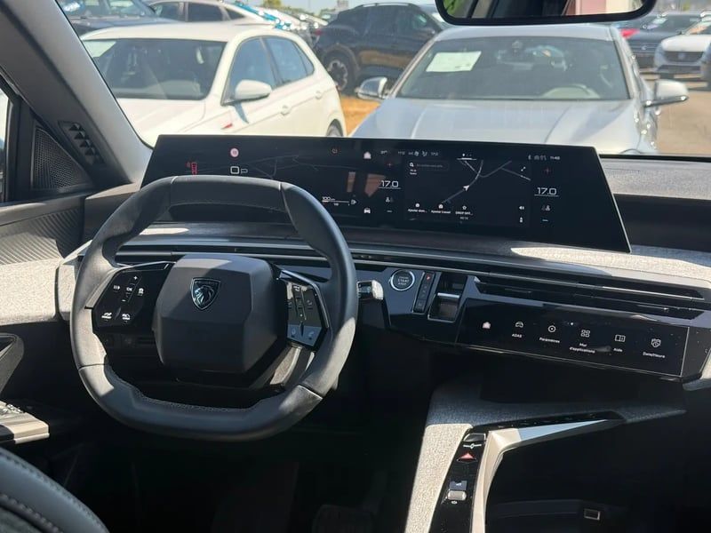 Photo de la voiture PEUGEOT 5008 Hybrid 145 ch e-DCS6 Allure