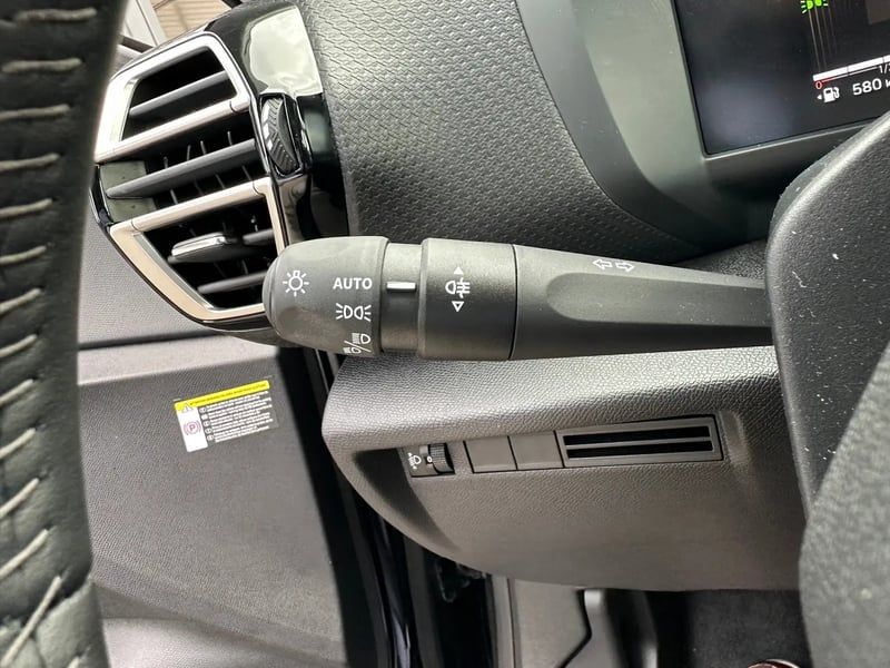 Photo de la voiture CITROEN C4 Hybride 145 ch e-DCS6 Plus