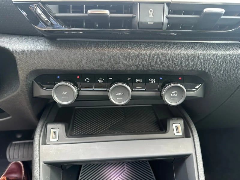 Photo de la voiture CITROEN C4 Hybride 145 ch e-DCS6 Plus