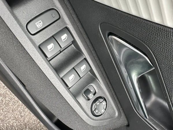 Photo de la voiture CITROEN C4 Hybride 145 ch e-DCS6 Plus