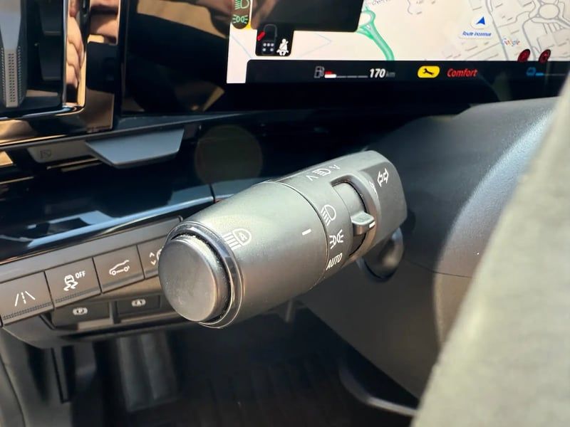Photo de la voiture RENAULT ESPACE VI E-Tech hybrid 200 Techno