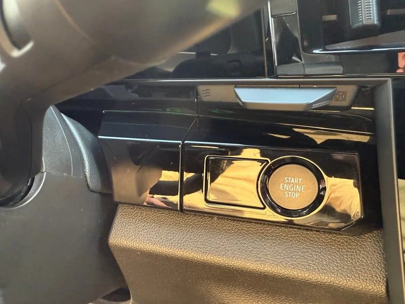 Photo de la voiture RENAULT ESPACE VI E-Tech hybrid 200 Techno