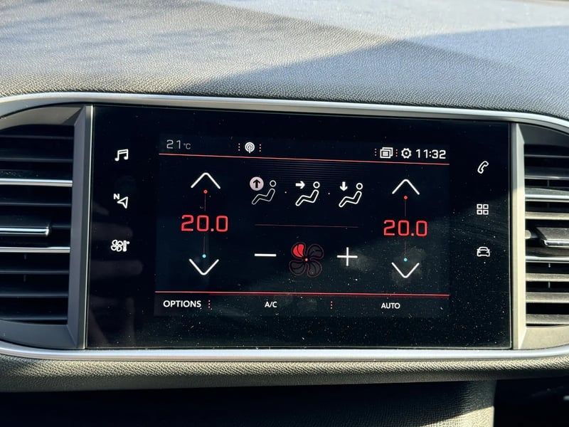 Photo de la voiture PEUGEOT 308 BlueHDi 130ch S&S EAT8 GT