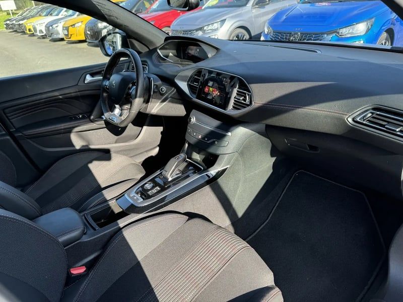 Photo de la voiture PEUGEOT 308 BlueHDi 130ch S&S EAT8 GT