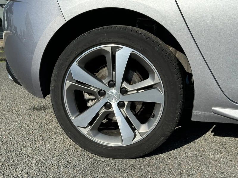 Photo de la voiture PEUGEOT 308 BlueHDi 130ch S&S EAT8 GT