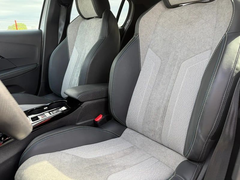 Photo de la voiture PEUGEOT 208 PureTech 130 S&S EAT8 GT Pack