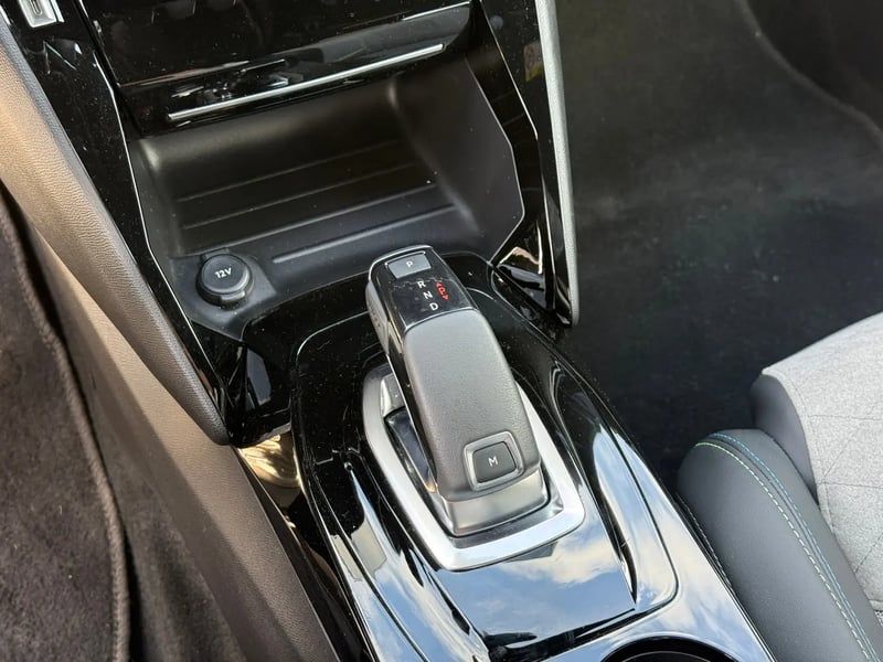 Photo de la voiture PEUGEOT 208 PureTech 130 S&S EAT8 GT Pack