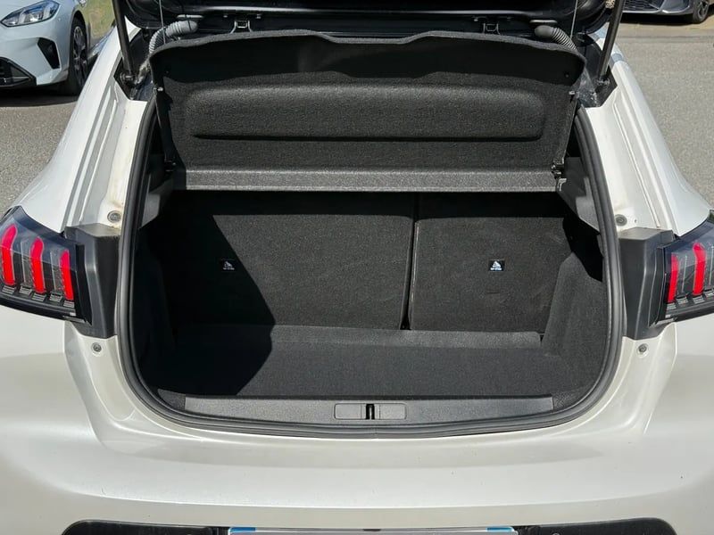 Photo de la voiture PEUGEOT 208 PureTech 130 S&S EAT8 GT Pack