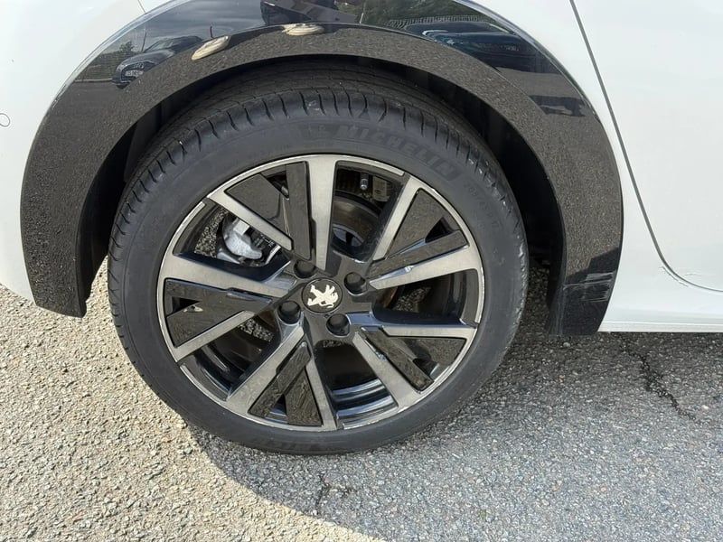 Photo de la voiture PEUGEOT 208 PureTech 130 S&S EAT8 GT Pack