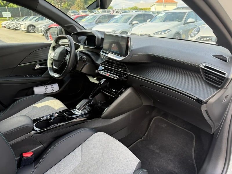 Photo de la voiture PEUGEOT 208 PureTech 130 S&S EAT8 GT Pack