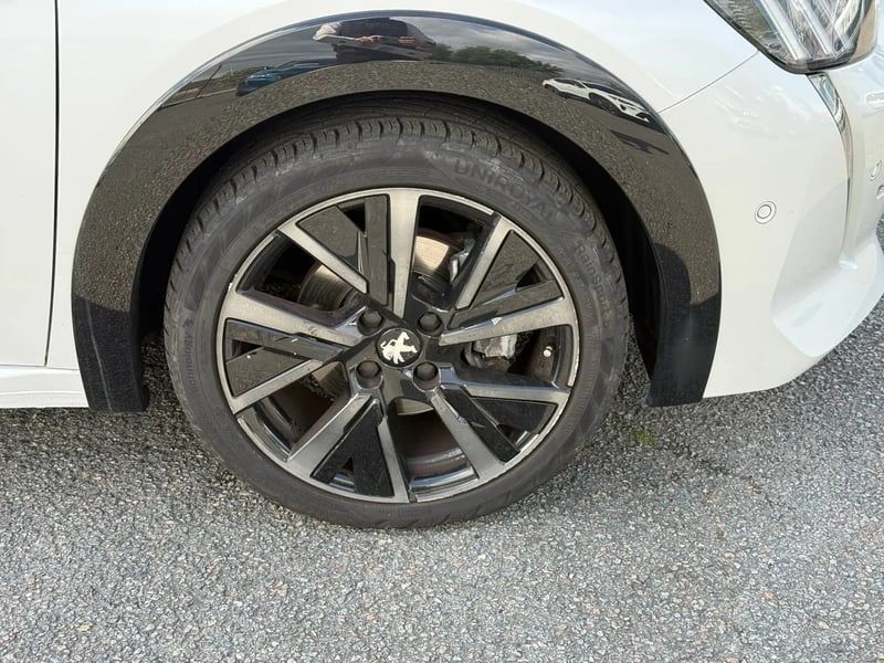 Photo de la voiture PEUGEOT 208 PureTech 130 S&S EAT8 GT Pack