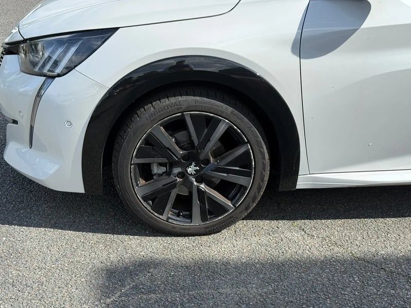Photo de la voiture PEUGEOT 208 PureTech 130 S&S EAT8 GT Pack