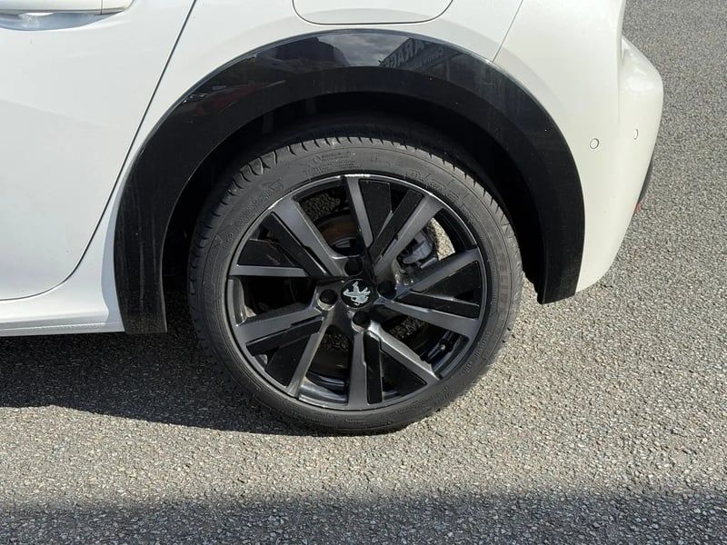 Photo de la voiture PEUGEOT 208 PureTech 130 S&S EAT8 GT Pack