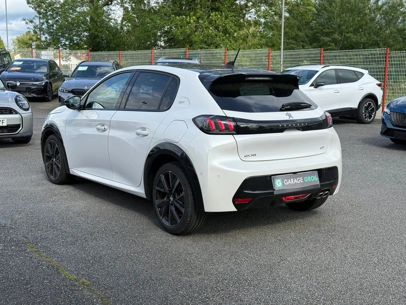 Photo de la voiture PEUGEOT 208 PureTech 130 S&S EAT8 GT Pack