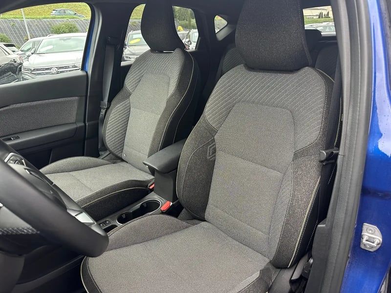 Photo de la voiture RENAULT CAPTUR E-Tech full hybrid 145 ch Techno