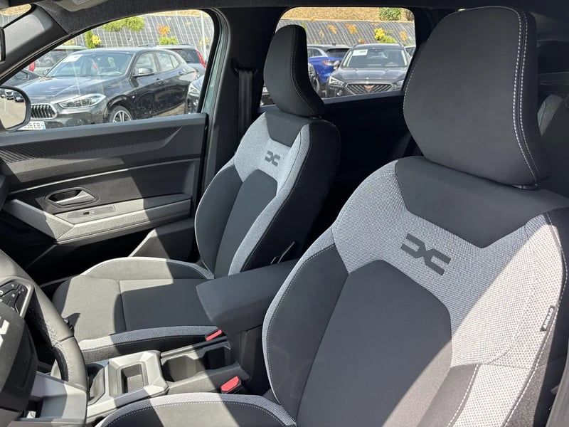 Photo de la voiture DACIA BIGSTER Mild Hybrid 140 Journey