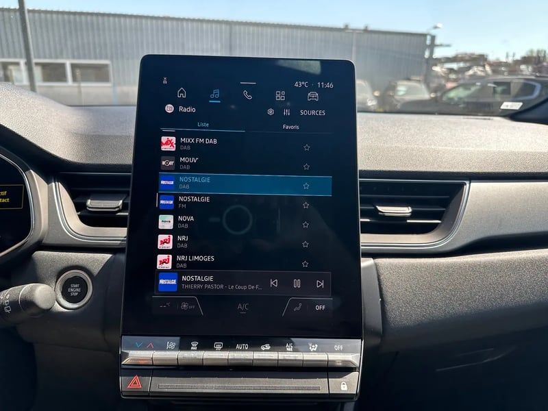Photo de la voiture RENAULT CAPTUR E-Tech full hybrid 145 ch Techno