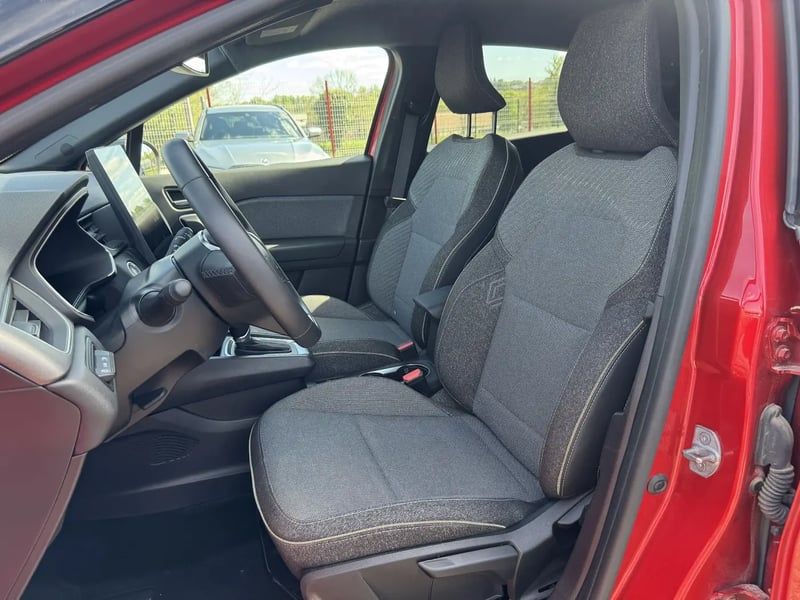 Photo de la voiture RENAULT CAPTUR E-Tech full hybrid 145 ch Techno