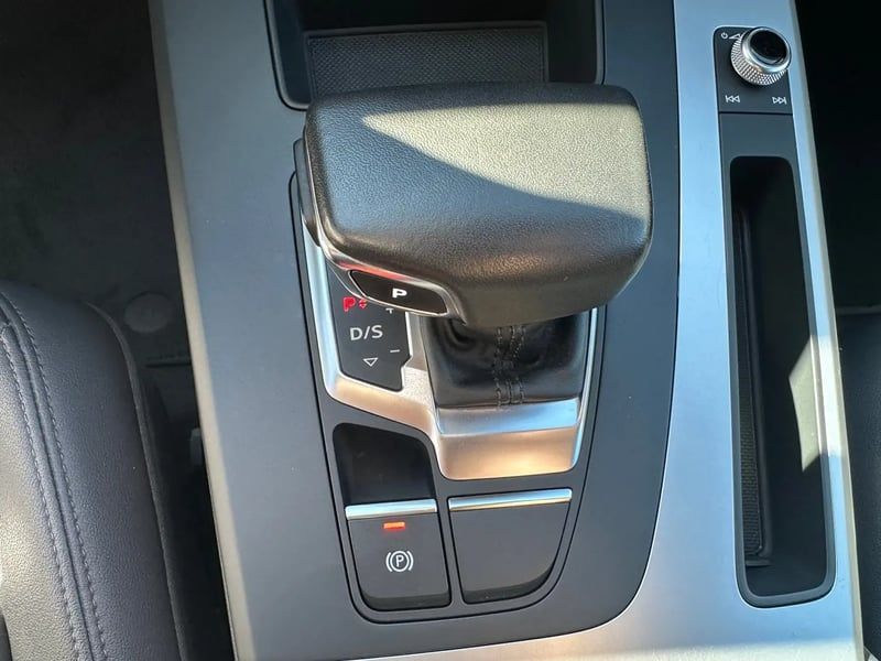 Photo de la voiture AUDI Q5 SPORTBACK 40 TDI 204 S tronic 7 Quattro Design