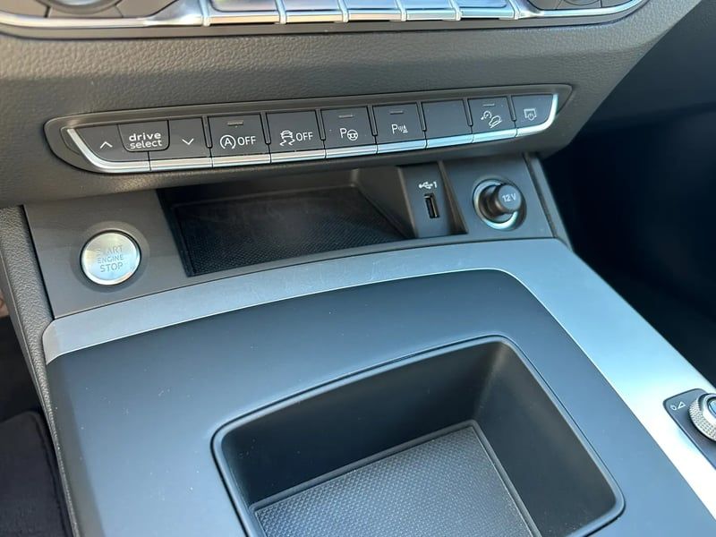 Photo de la voiture AUDI Q5 SPORTBACK 40 TDI 204 S tronic 7 Quattro Design