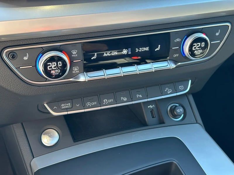 Photo de la voiture AUDI Q5 SPORTBACK 40 TDI 204 S tronic 7 Quattro Design
