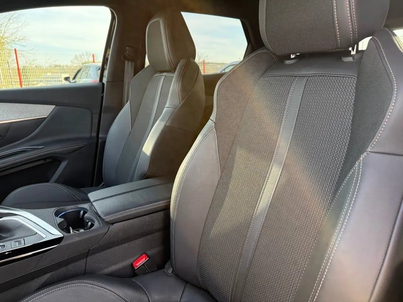 Photo de la voiture PEUGEOT 3008 PureTech 130ch S&S BVM6 GT