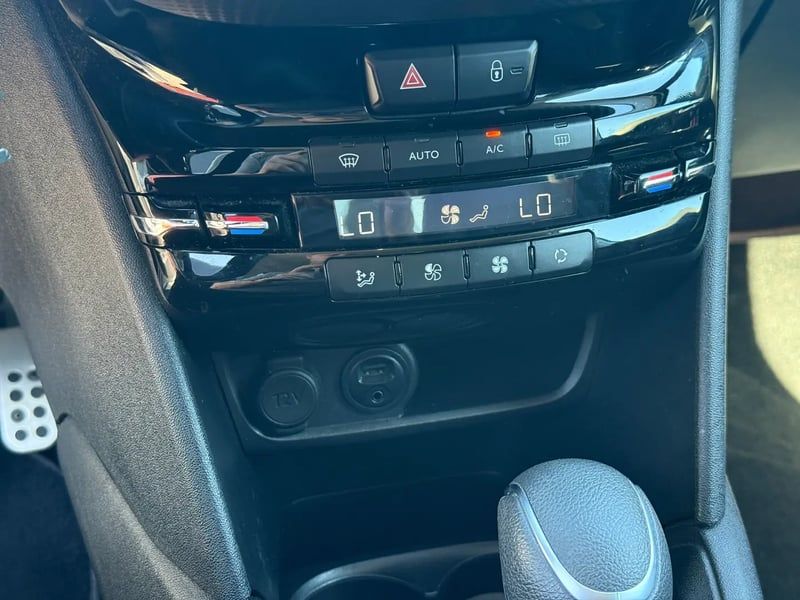 Photo de la voiture PEUGEOT 208 1.2 PureTech 110ch S&S EAT6 Roland Garros