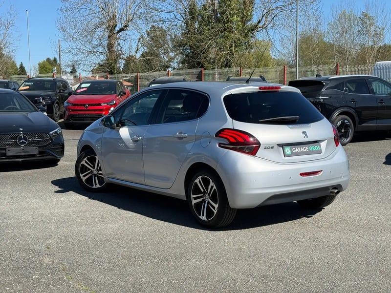 Photo de la voiture PEUGEOT 208 1.2 PureTech 110ch S&S EAT6 Roland Garros