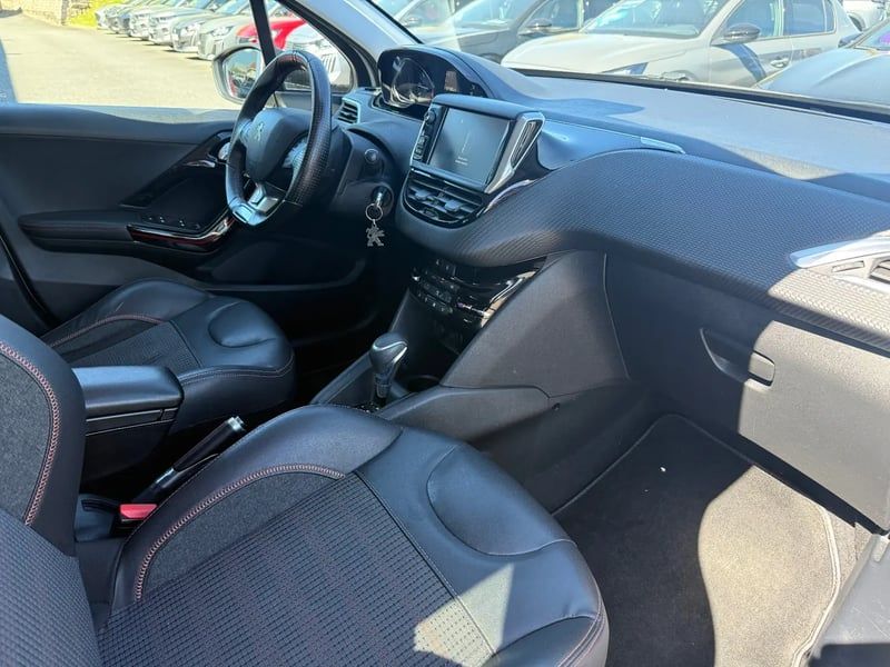 Photo de la voiture PEUGEOT 208 1.2 PureTech 110ch S&S EAT6 Roland Garros