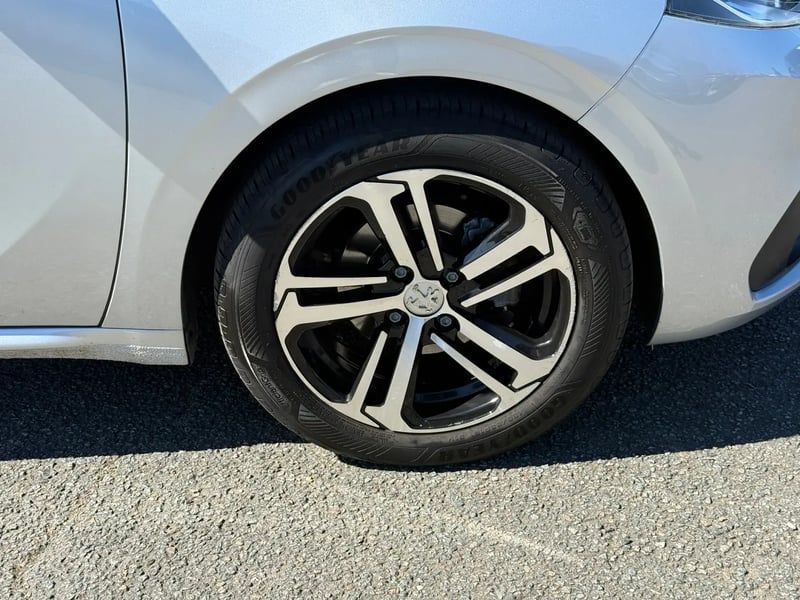 Photo de la voiture PEUGEOT 208 1.2 PureTech 110ch S&S EAT6 Roland Garros