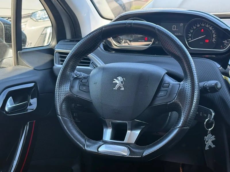 Photo de la voiture PEUGEOT 208 1.2 PureTech 110ch S&S EAT6 Roland Garros