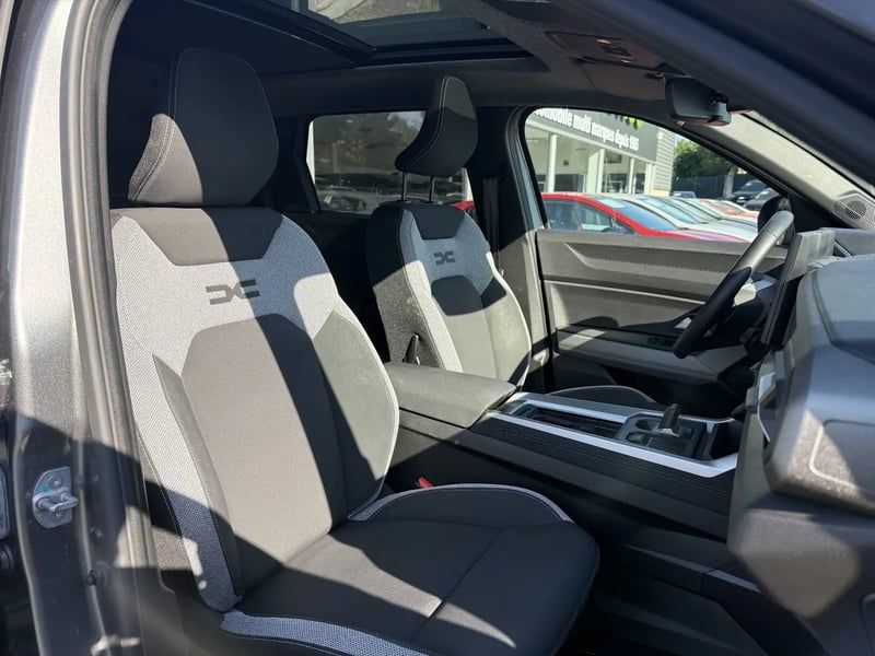 Photo de la voiture DACIA BIGSTER HYBRID 155 Journey