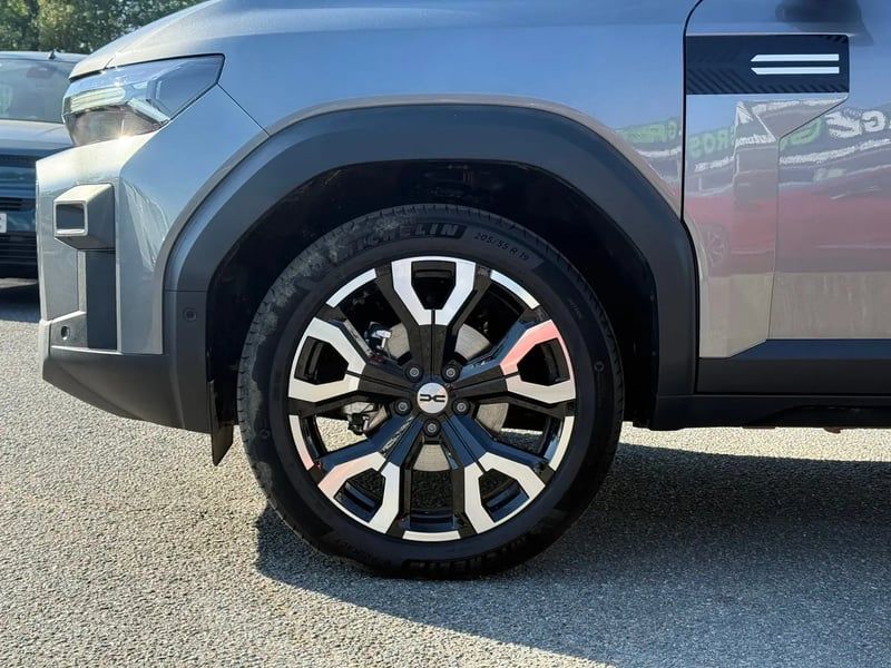 Photo de la voiture DACIA BIGSTER HYBRID 155 Journey
