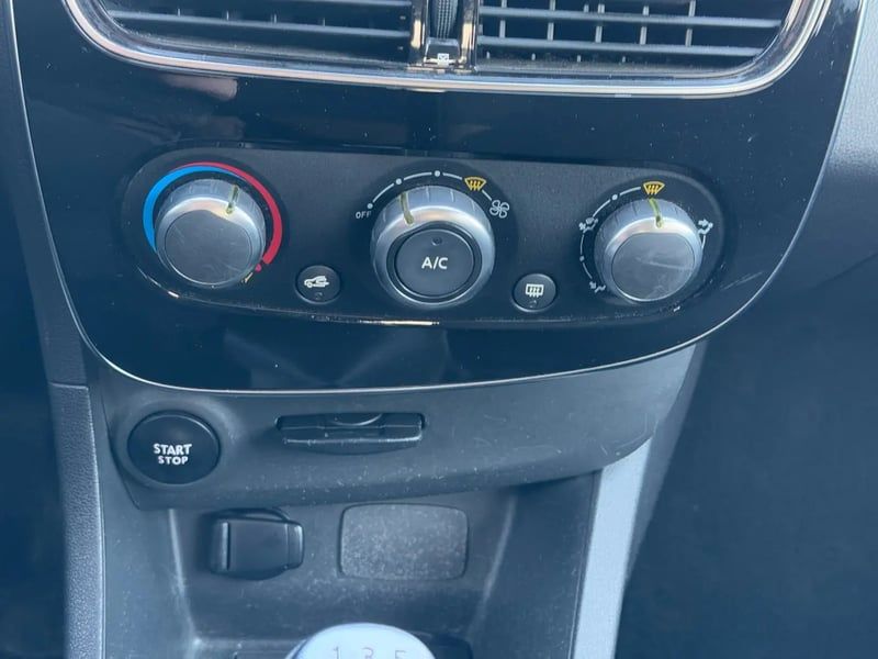 Photo de la voiture RENAULT CLIO IV ESTATE Estate dCi 90 Energy Limited