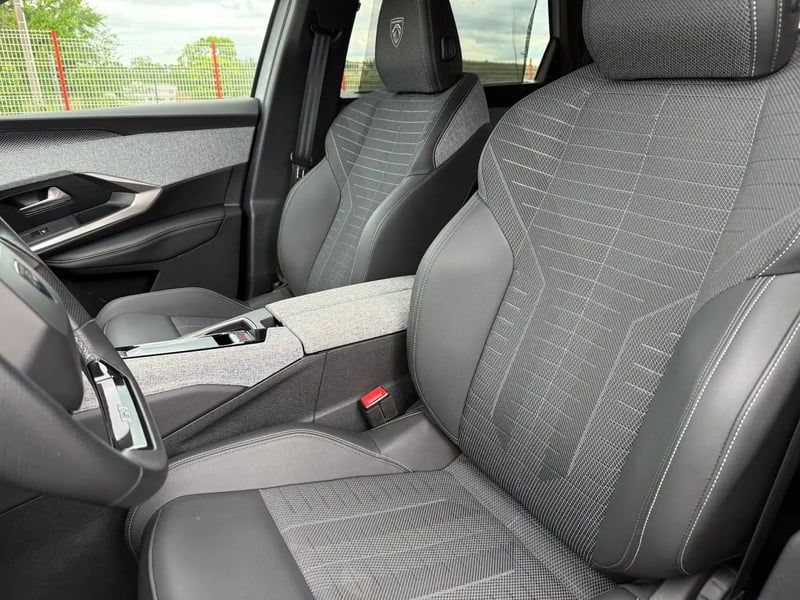Photo de la voiture PEUGEOT 5008 Hybrid 145 ch e-DCS6 GT