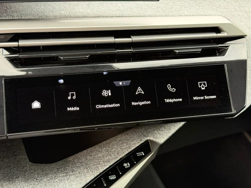Photo de la voiture PEUGEOT 5008 Hybrid 145 ch e-DCS6 GT