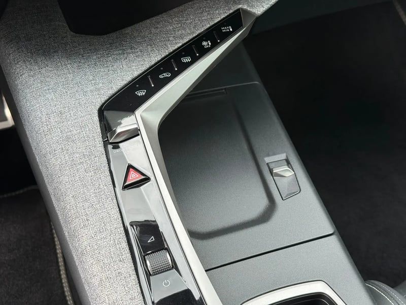 Photo de la voiture PEUGEOT 5008 Hybrid 145 ch e-DCS6 GT
