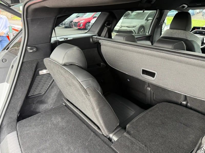 Photo de la voiture PEUGEOT 5008 Hybrid 145 ch e-DCS6 GT
