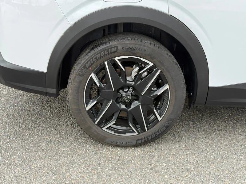 Photo de la voiture PEUGEOT 5008 Hybrid 145 ch e-DCS6 GT