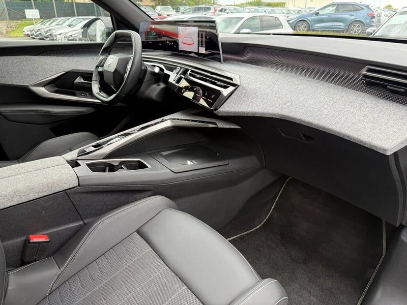 Photo de la voiture PEUGEOT 5008 Hybrid 145 ch e-DCS6 GT