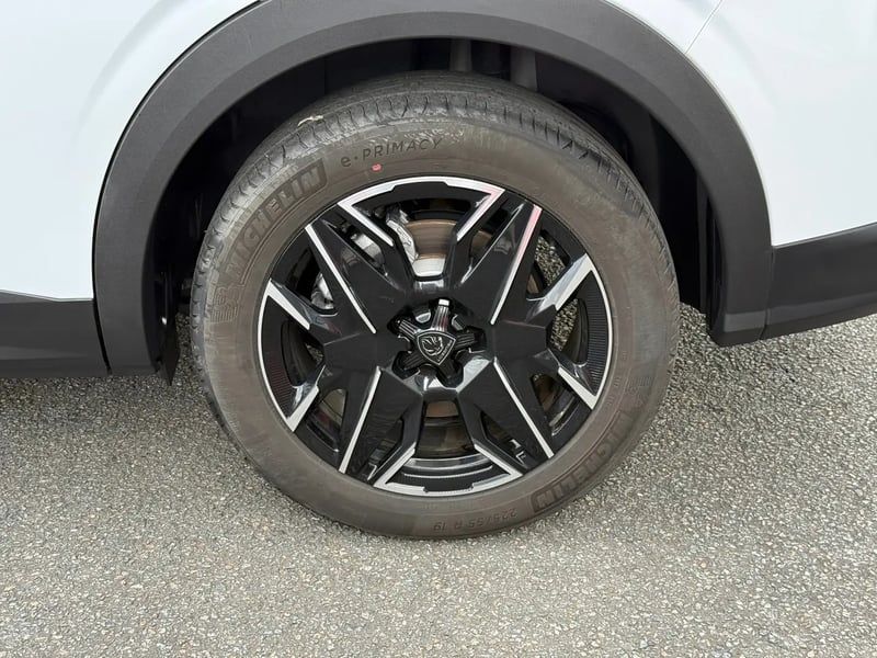 Photo de la voiture PEUGEOT 5008 Hybrid 145 ch e-DCS6 GT